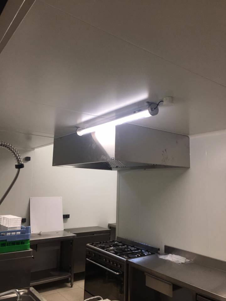 installation de lumière dans une cuisine professionnelle