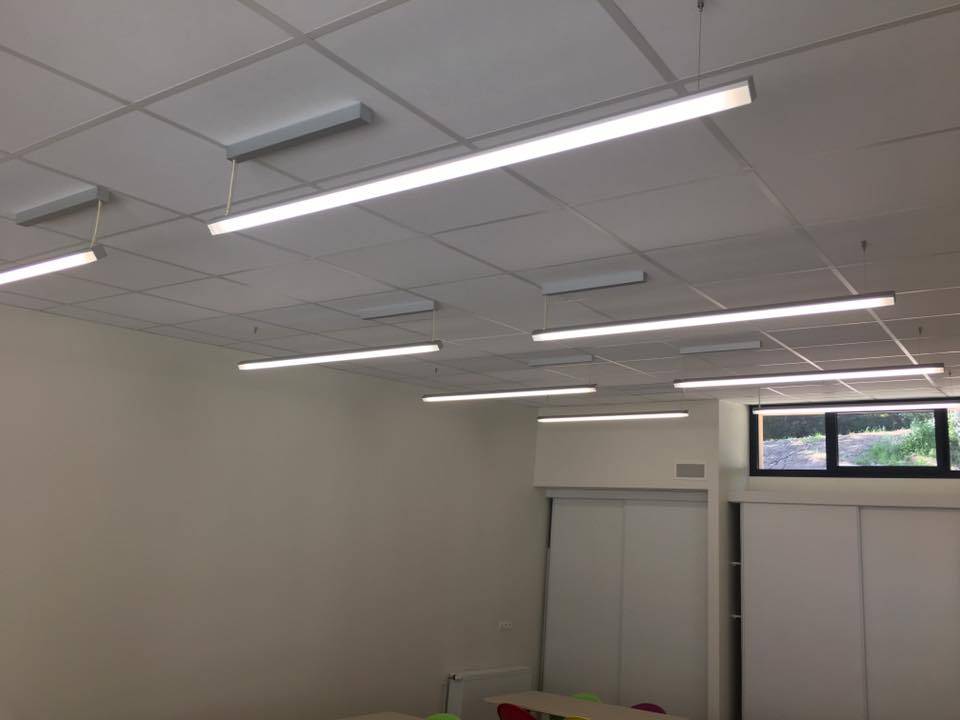 Installation de lumières dans une salle