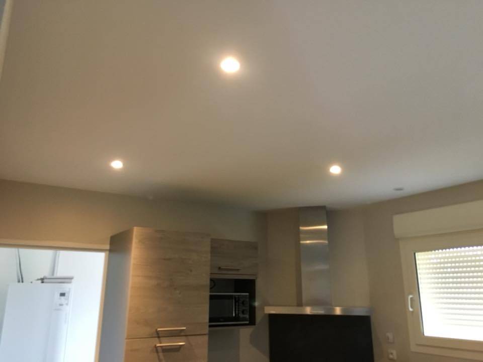 Installation de lumières led dans une cuisine