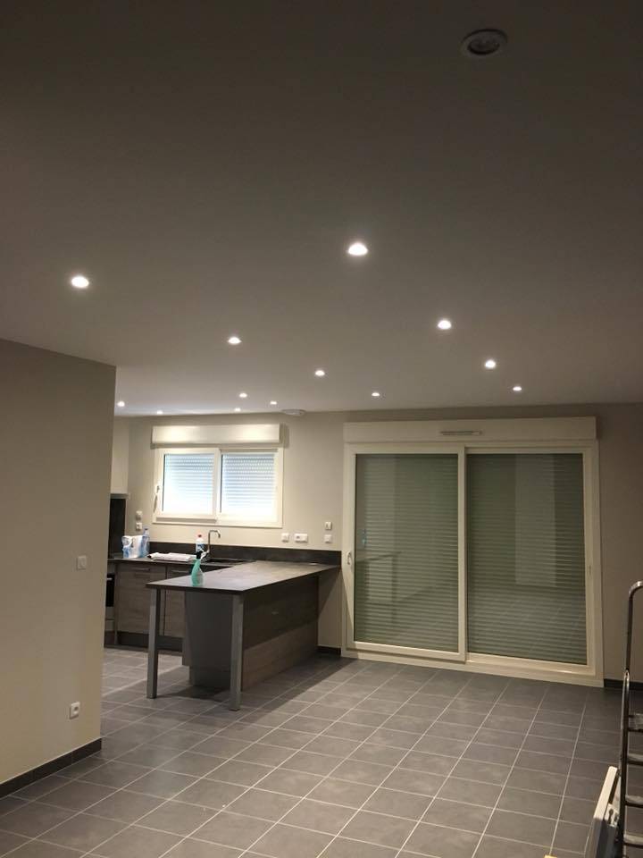 Installation de lumières led dans une cuisine