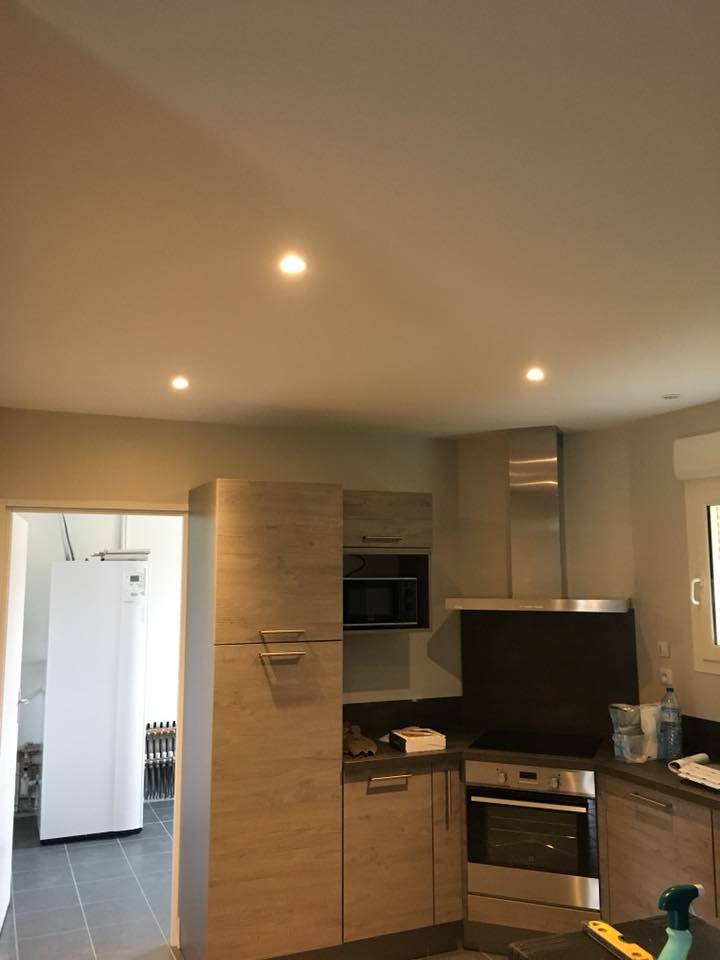 Installation de lumières led dans une cuisine