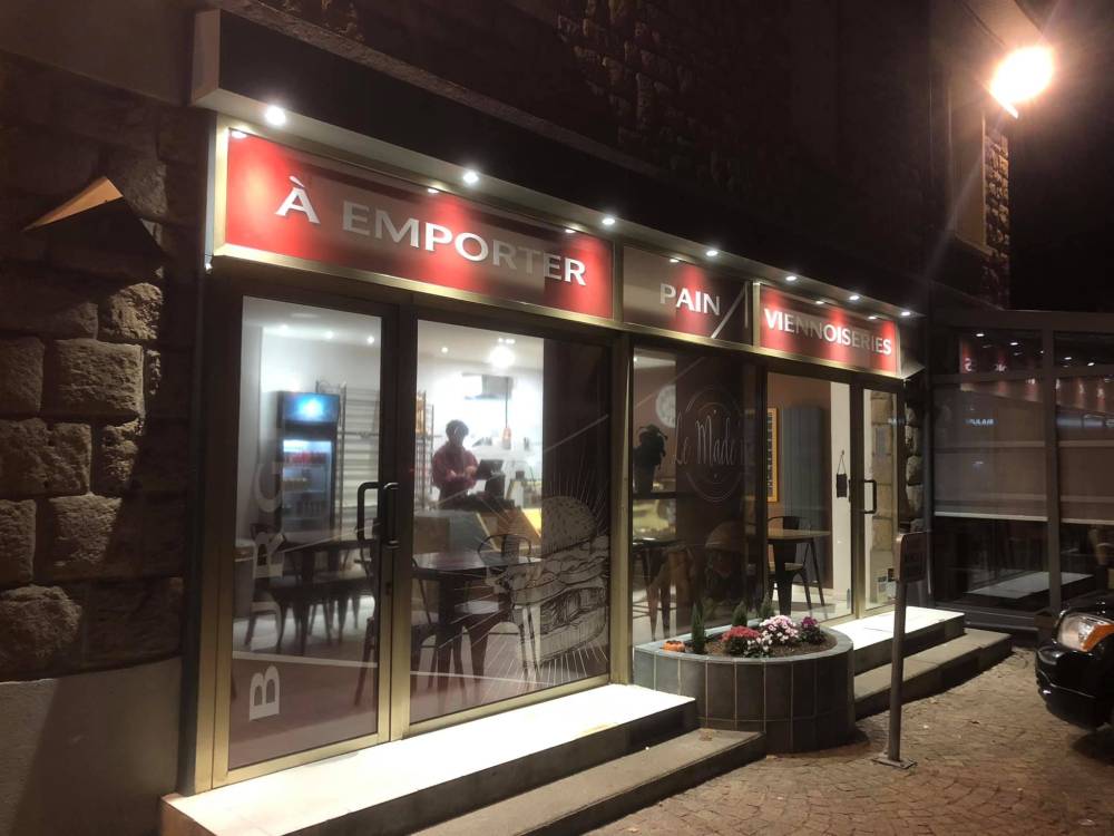 installation de lumières extérieures d'une devanture de boulangerie